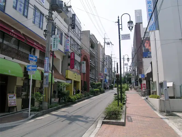 阪急「千里山」駅前のレッチワースロード。　この坂道を上がると、中央が公園になったロータリーがあります。
