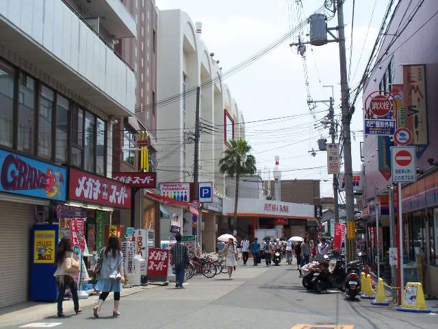 関大生でにぎわう 『千里山東1丁目』周辺。飲食店も多く建ち並んでいます。