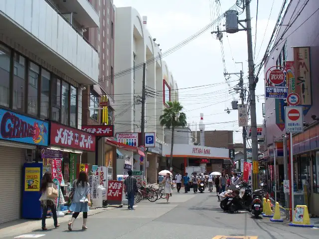関大生でにぎわう　『千里山東1丁目』周辺。飲食店も多く建ち並んでいます。