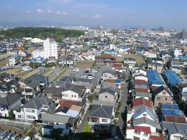 一戸建てが中心に建ち並ぶ『岸部北』周辺。左奥の緑は、『紫金山公園』『吉志部神社』です。