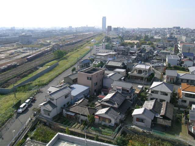 『岸部中』周辺。住宅の他、工場や倉庫も点在しています。