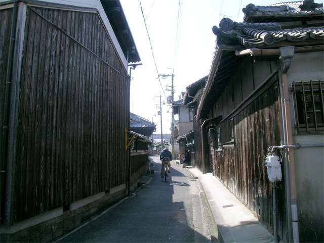 道幅は狭めですが、趣のある街並の『岸部中』周辺