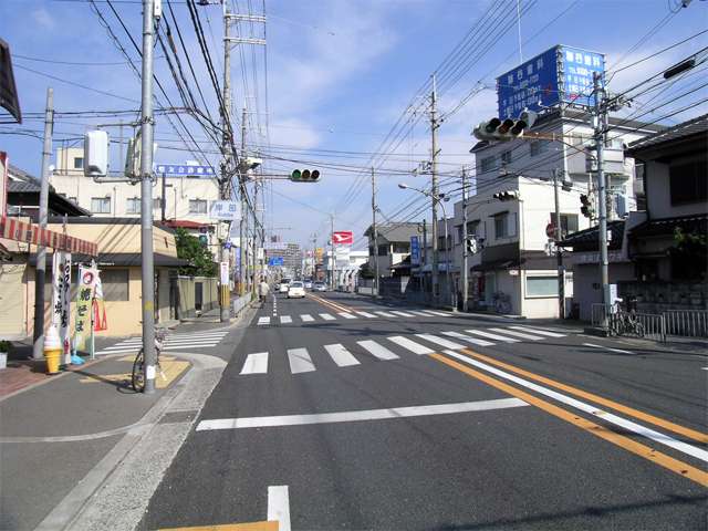 府道14号線沿いには各種店舗が建ち並んでいます。