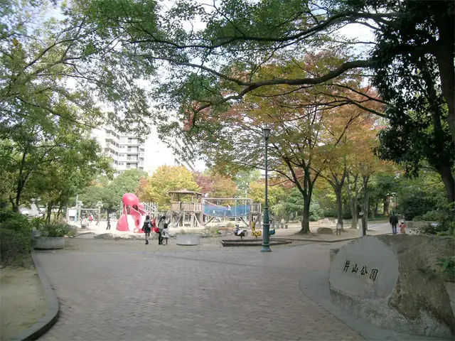 中央図書館、片山市民体育館、市民プールが併設された人気の公園、『片山公園』