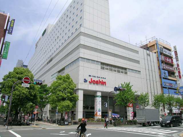 東急ハンズ前の交差点。江坂ではもっともにぎやかな場所の一つです。