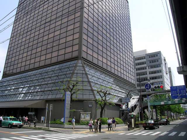 江坂駅前。周辺には事務所や店舗、マンションが混在しています。