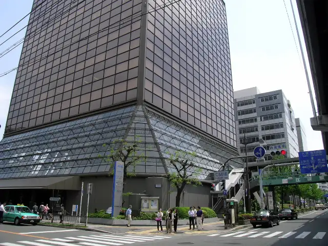 江坂駅前。周辺には事務所や店舗、マンションが混在しています。