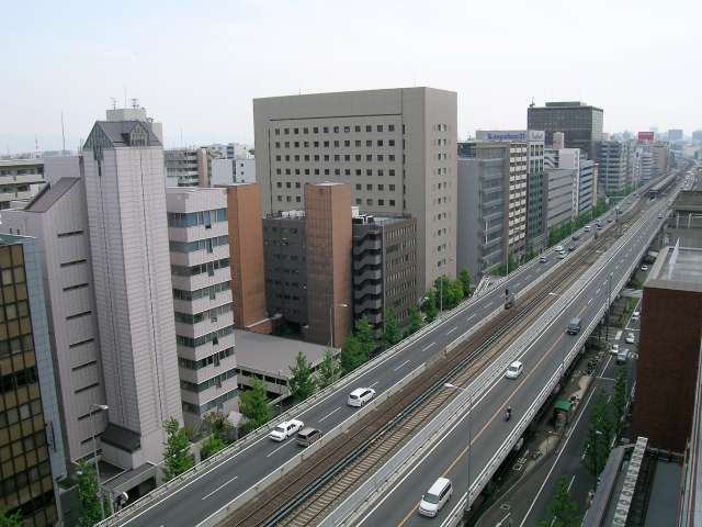 新御堂筋と江坂駅。車でも電車でも大阪市内へのアクセスの良い場所です。