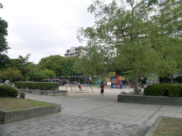 緑豊かで、遊具も充実した『南吹田公園』
