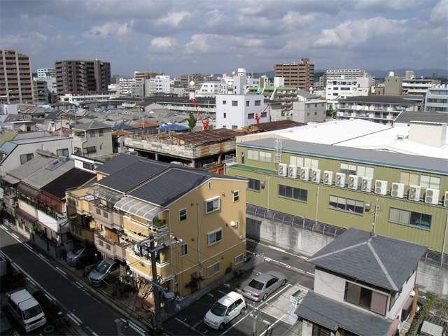 マンションと一戸建て、企業のビルなどが混在する『南金田』周辺