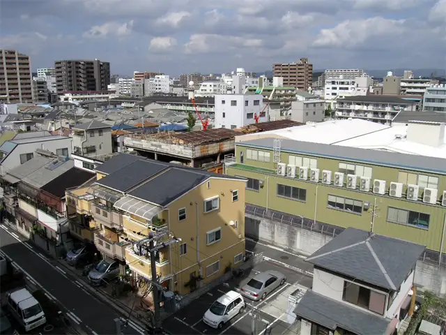 マンションと一戸建て、企業のビルなどが混在する『南金田』周辺