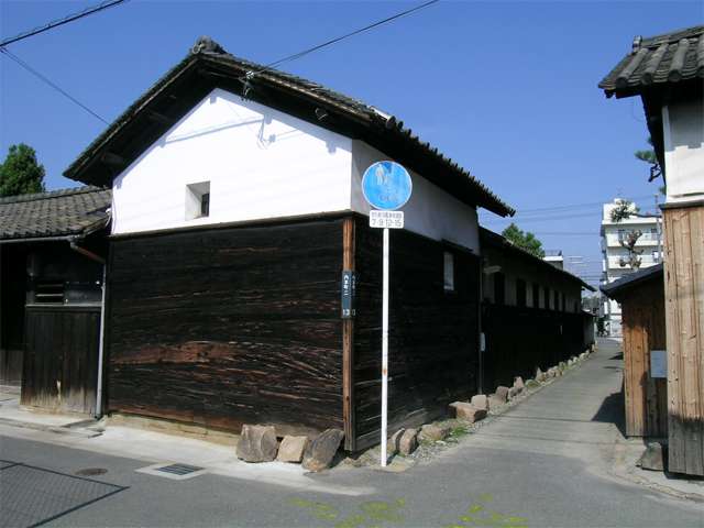 『内本町2丁目』周辺。車の入れない狭い路地が多く、所々に古い民家も残っています。