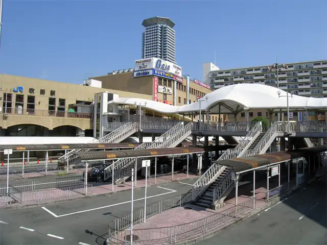 JR「吹田」駅の駅前。大型スーパーや公共施設、銀行など各種生活施設が揃っています。