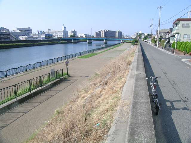 河川敷をサイクリングロードや緑地に整備された神崎川