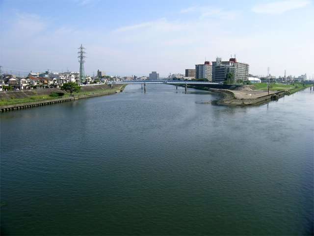 サイクリングロード（なにわ自転車道）や緑地が整備された神崎川。