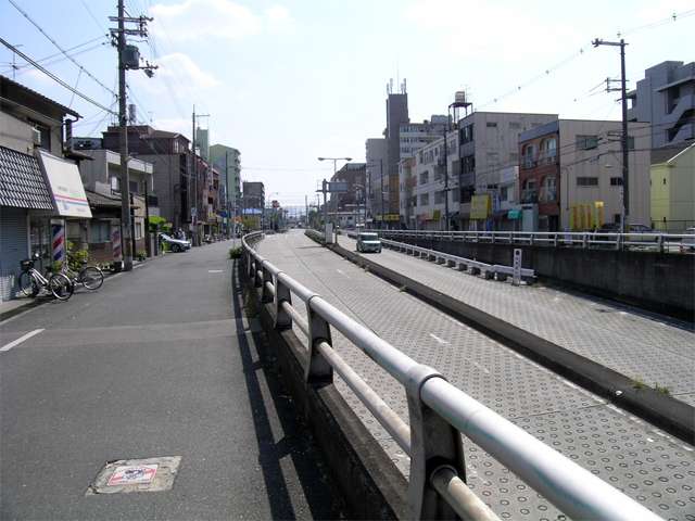 住宅の他、商店や工場、倉庫が混在する『岸部南』周辺。