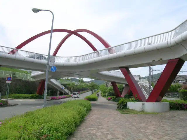 白金小学校とふれあい公園の間にある交差点に架かる陸橋。