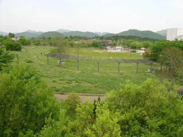 『ふれあい公園』内のゆるやかな傾斜地に広がる芝生広場