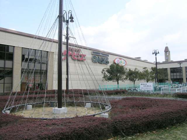 能勢電鉄「日生中央」駅の駅前にあるショッピングセンター「日生中央サピエ」。大型スーパーの他、多数の専門店が入っています。