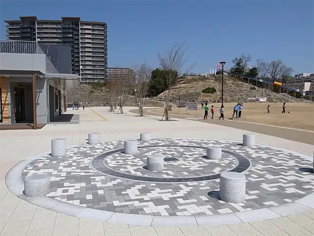 『彩都西公園』は大阪モノレール『彩都西』駅を降りてすぐのところにあります。子どもの遊び場やお散歩コースにピッタリの公園です。