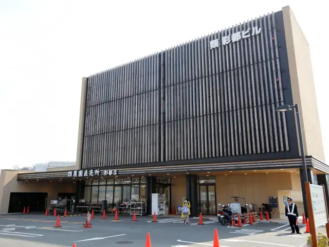 『類農園 直売所』は、大阪モノレール線「彩都西」駅の駅前にあります。奈良、三重、和歌山、大阪など各地の契約農家や港から直送される野菜や魚を販売しているお店です。