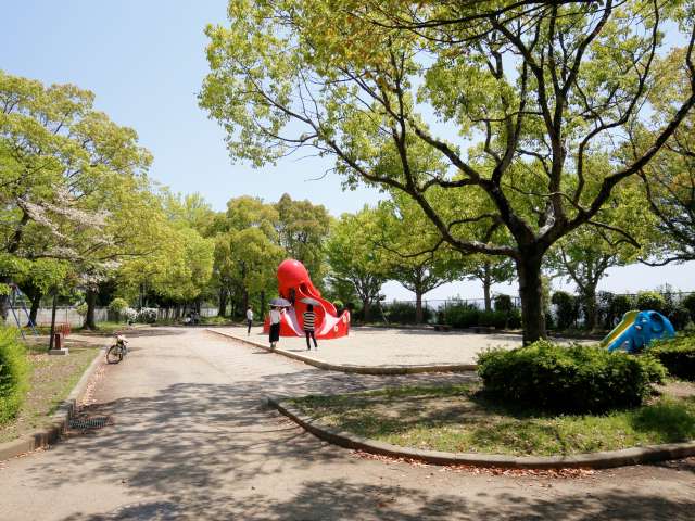 町の真ん中ほどにある『山手台中央公園』。遊具やグラウンドがあり、子供の遊び場にピッタリの場所です。