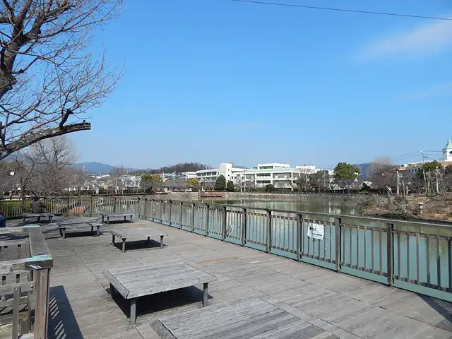 『耳原公園』は日本庭園をイメージして整備されており、滝や芝生広場、木製遊具、散策デッキ、多目的広場などが設けられています。