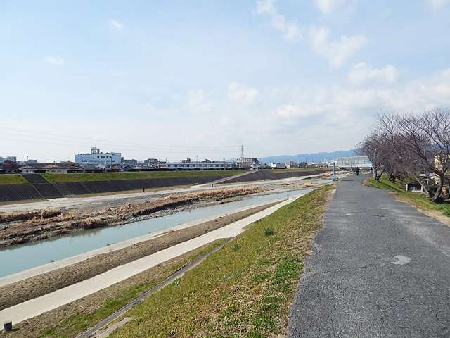 『安威川』は、茨木市の東部を流れる、北摂最大の河川です。ウォーキングやサイクリング、魚釣りなどを楽しむ人の姿も見られます。