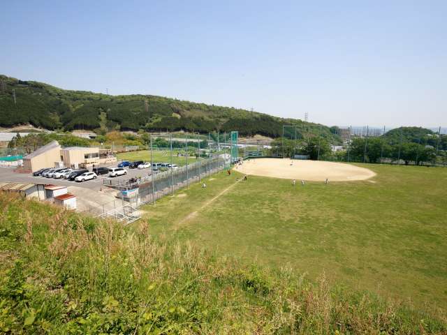 『茨木市桑原運動広場(グラウンド・庭球場)』。山に囲まれた気持ちよい環境の中、さまざまなスポーツで汗を流すことが出来ます。