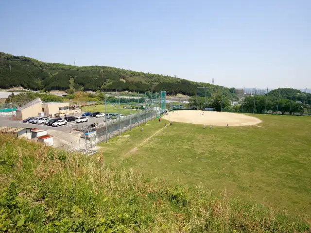 『茨木市桑原運動広場（グラウンド・庭球場）』。山に囲まれた気持ちよい環境の中、さまざまなスポーツで汗を流すことが出来ます。