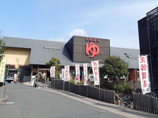 『極楽湯茨木店』では、天然温泉の露天岩風呂をメインにした露天風呂や、ジェットバス、釜風呂など色々な種類のお風呂が楽しめます。