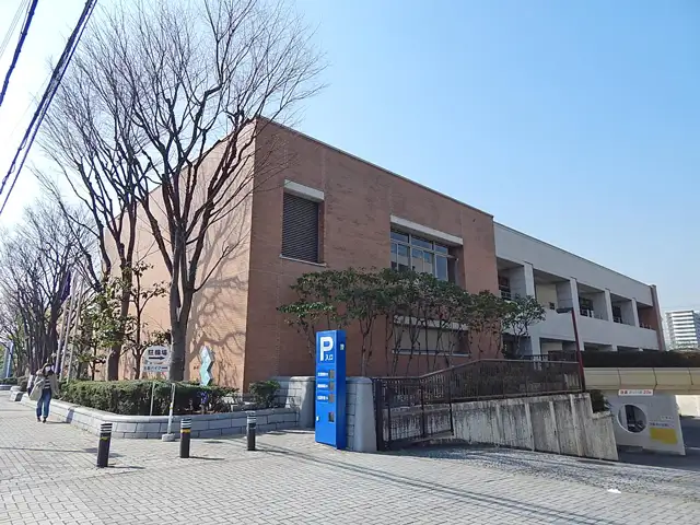 畑中にある『茨木市立中央図書館』。