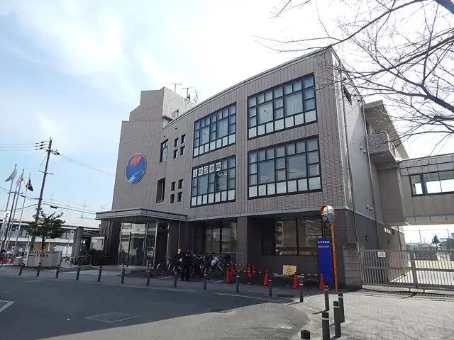 『庄栄図書館』は、阪急京都線『総持寺』駅から300mほど西方向に進んだところにあります。