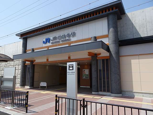 JR『総持寺』駅。駅舎は駅近くにある総持寺の山門をイメージしたデザインになっています。