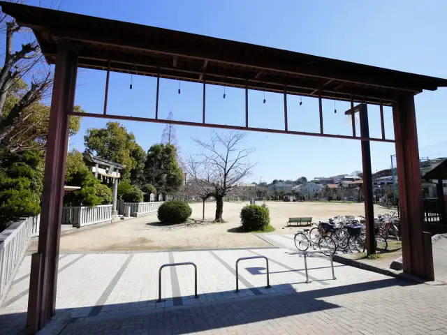『松沢池公園』。広場を囲む様に子供用の遊具、健康遊具などがあり、子供の遊び場、毎日の散歩コースにもピッタリです。