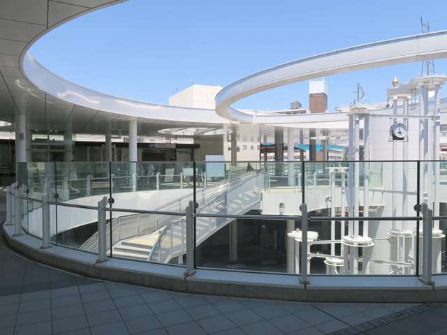 JR『茨木駅』。駅舎は全体的に白色を基調にしたアーティスティックなデザインです。