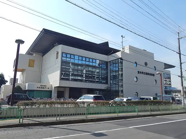 『市民体育館』は阪急「茨木市」駅徒歩約10分の場所にあります。体育室が5つあり、様々なスポーツに使用できます。