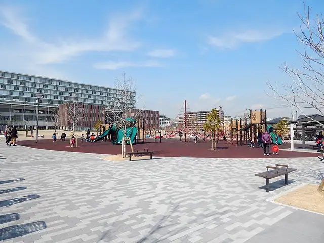 『岩倉公園』は立命館大学大阪いばらきキャンパスに隣接する公園。アスレチックなどの遊具や健康遊具が設置されているため、子どもから大人まで楽しむことができます。