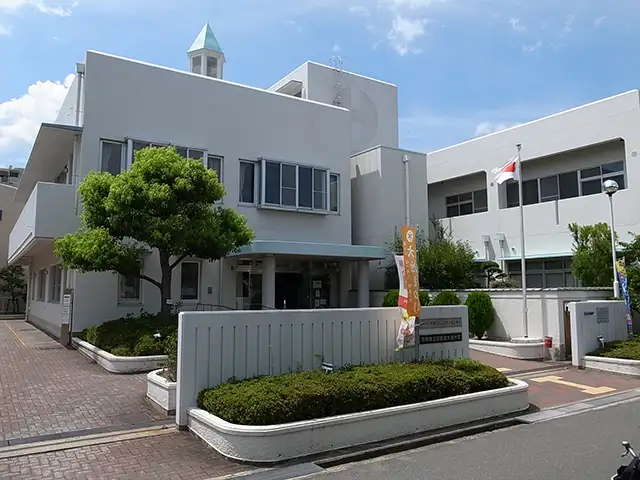 阪急『茨木市』駅から600mのところにある、『茨木市立図書館』の分室です。
