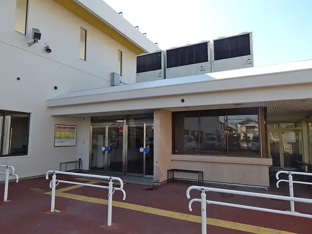 『五十鈴市民プール』。50mプールと幼児用のプールがあります。