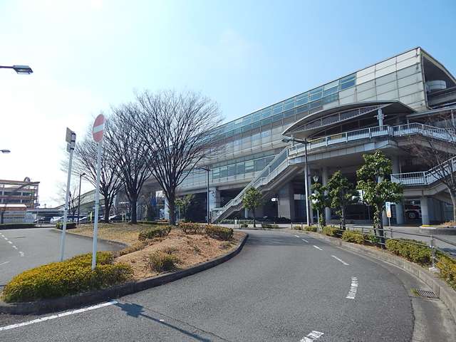 大阪モノレール『沢良宜』駅。周辺は一戸建てやマンションの他、店舗や飲食店などがあります。