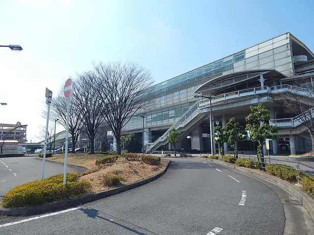 大阪モノレール『沢良宜』駅。周辺は一戸建てやマンションの他、店舗や飲食店などがあります。