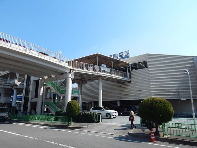 阪急『南茨木』駅。大阪モノレール「南茨木」駅に直結。駅西側には『阪急グリーンプラザ』があり、飲食店や書店、美容院などの店舗が入っています。
