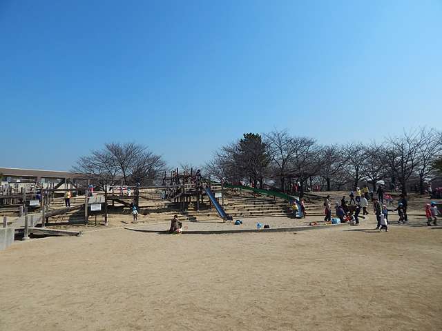『水尾公園』は水尾1丁目の住宅地の中にあります。園内には高さ5メートルの芝生敷きの築山があり、アスレチック風の大型木製遊具が設けられています。