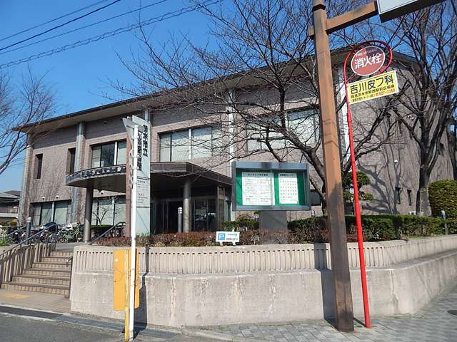 『水尾図書館』は、近鉄バス『水尾三丁目』で下車して300mほど西に向かったところにあります。