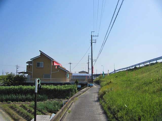 茨木市東野々宮町の街並み。『南目垣・東野々宮町エリア』は、田んぼの中に工場が点在するのどかなエリアです。