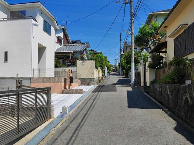 高槻市松が丘2丁目の街並み。高槻市の北部に存する30坪~50坪の一戸建てが立ち並んでいる閑静な住宅地です。