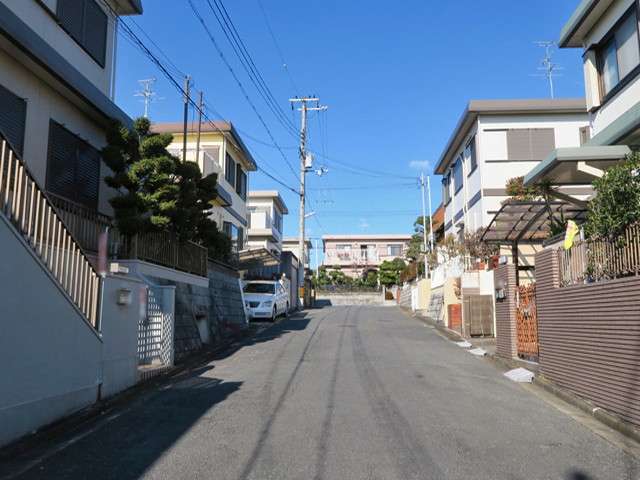 高槻市の北部に存する区画の整理された地域。約50坪~70坪の大きな区画の一戸建てが立ち並んでおり、閑静な住宅地となっております。