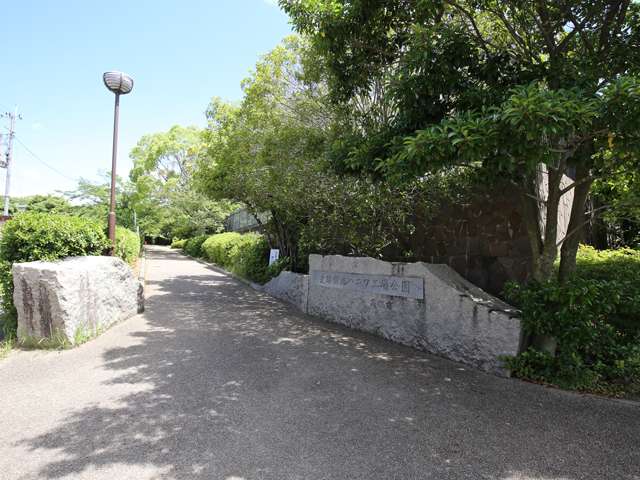 『史跡新池ハニワ工場公園』。園内には復元された工房や『ハニワ工場館』があり、古墳時代やハニワの作り方について楽しく学ぶことができます。