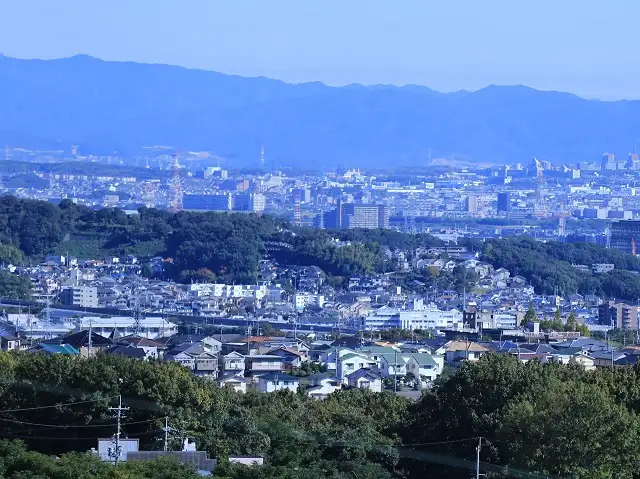 町の周囲には山林が点在しており、すぐ東側を芥川が流れています。